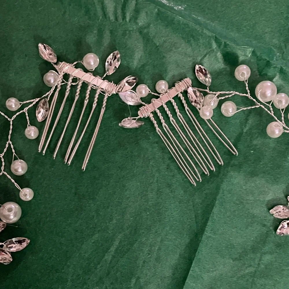 Elegant Pearl and Crystal Hair Vine